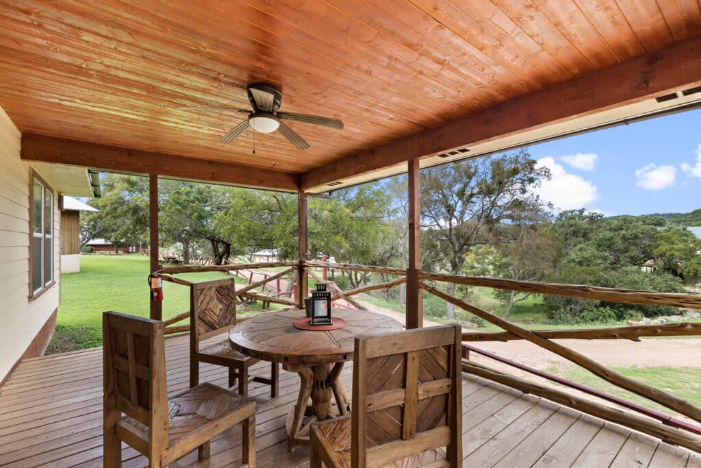 Thunderbird Lodge: Ride at Spider Mountain bike park or relax on Lake Buchanan